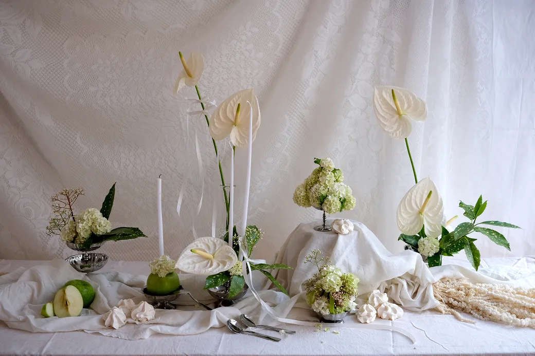 sur un fond blanc se trouvent plusieurs fleurs blanches et vertes