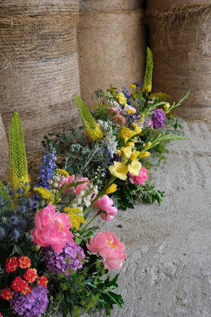 sur une table dressée très élégante se trouvent diverses fleurs
