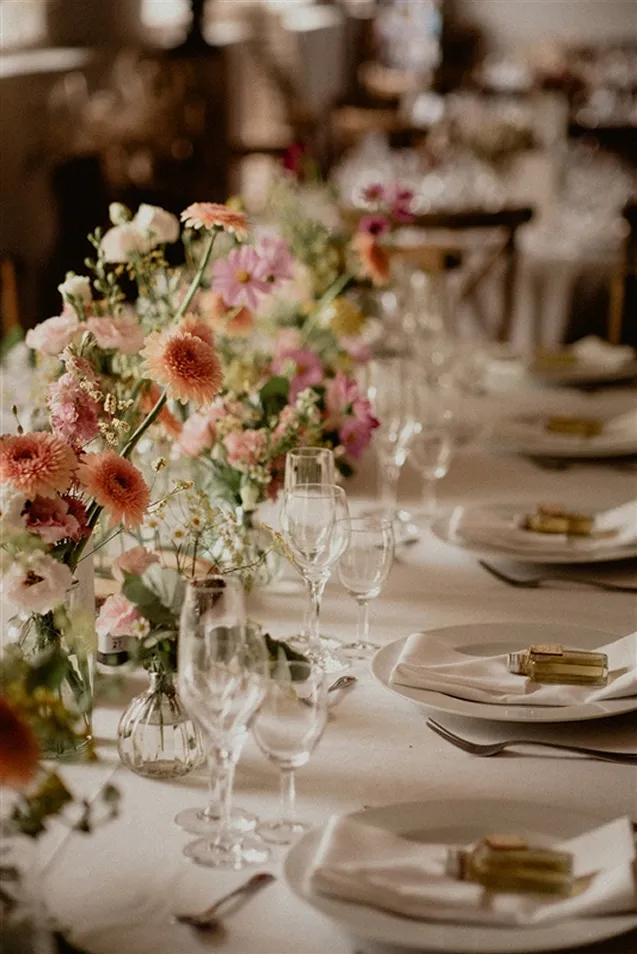 une table de mariage avec diverses fleurs